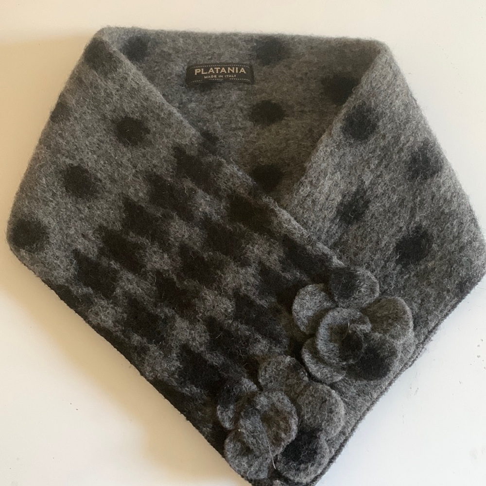 Black and gray wool cowl